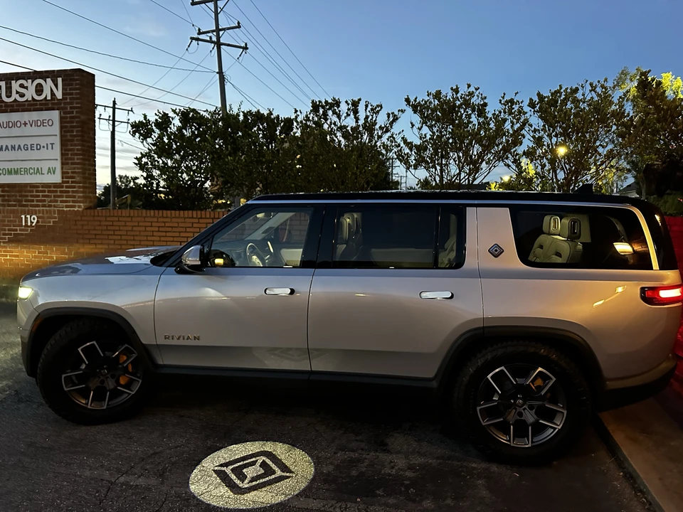 2023 Rivian R1S - Image 19 of 31