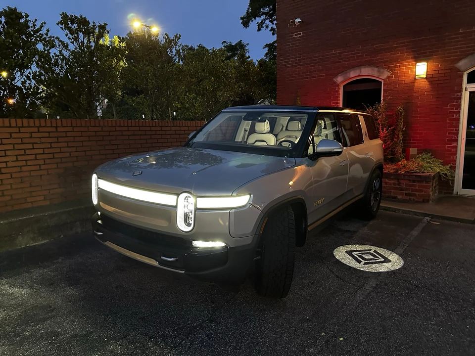 2023 Rivian R1S - Image 18 of 31