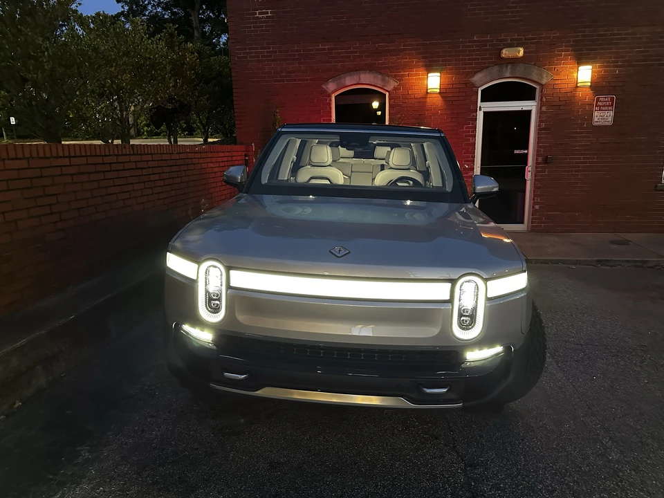 2023 Rivian R1S - Image 16 of 31