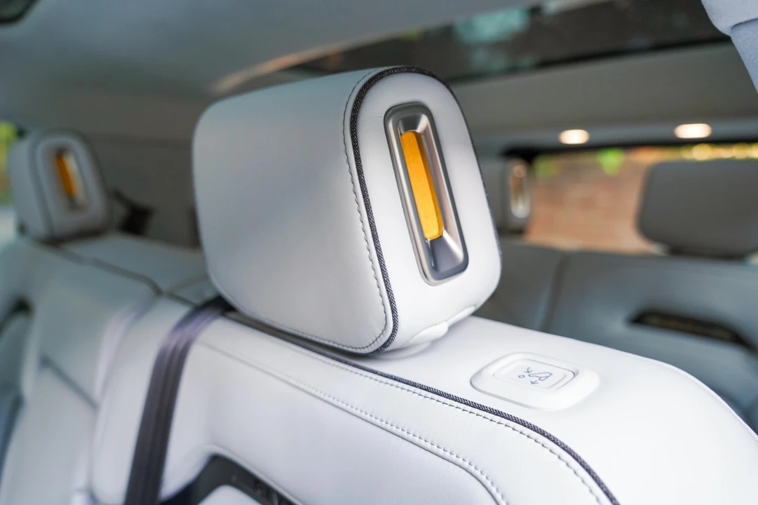 2023 Rivian R1S - Image 17 of 20