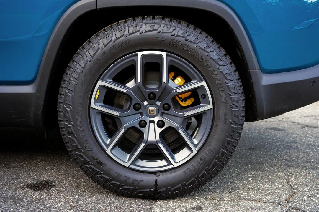 2023 Rivian R1S - Image 10 of 20