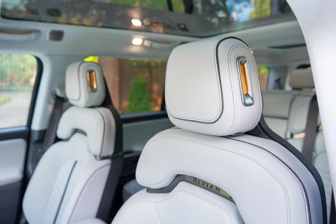 2023 Rivian R1S - Image 7 of 20