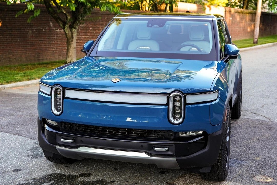 2023 Rivian R1S - Image 2 of 20