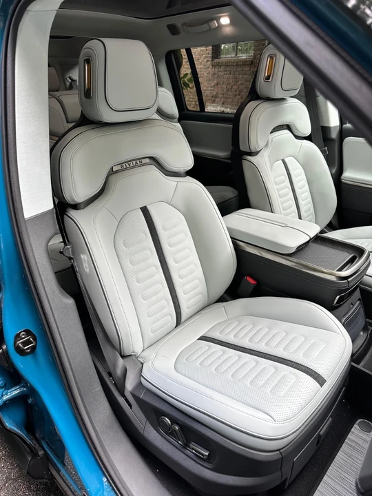 2023 Rivian R1S - Image 12 of 20