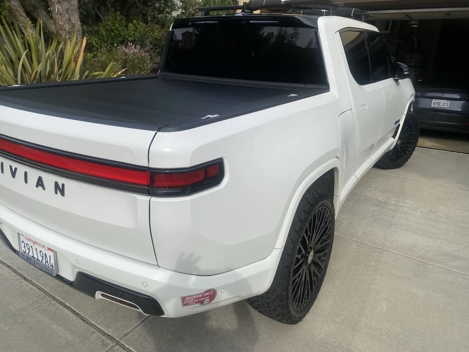2023 Rivian R1T - Image 18 of 21
