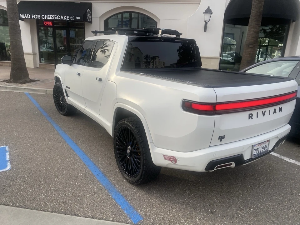 2023 Rivian R1T - Image 5 of 21