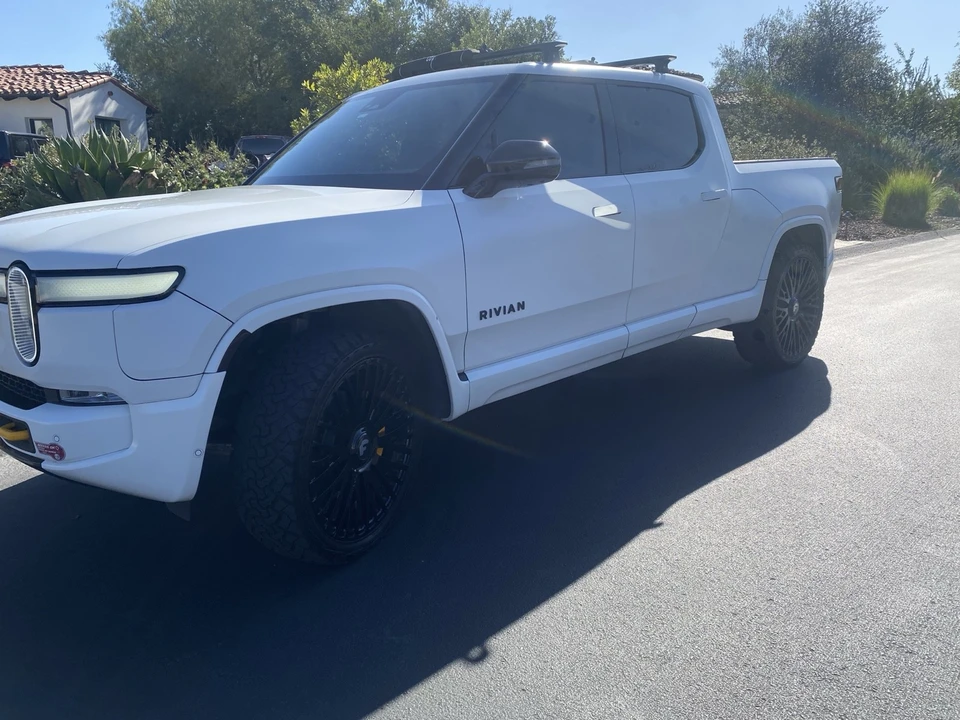 2023 Rivian R1T - Image 2 of 21