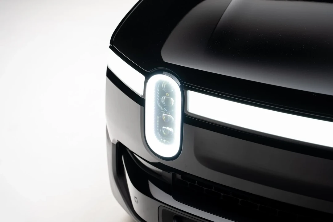 2023 Rivian R1T - Image 11 of 12
