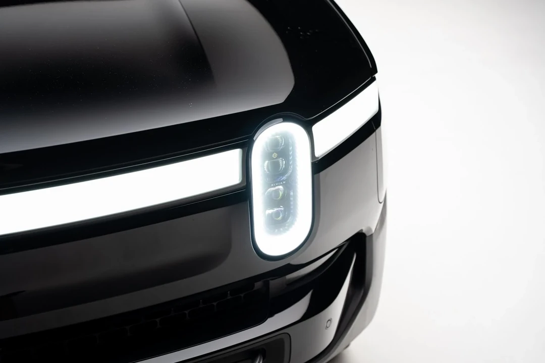 2023 Rivian R1T - Image 10 of 12