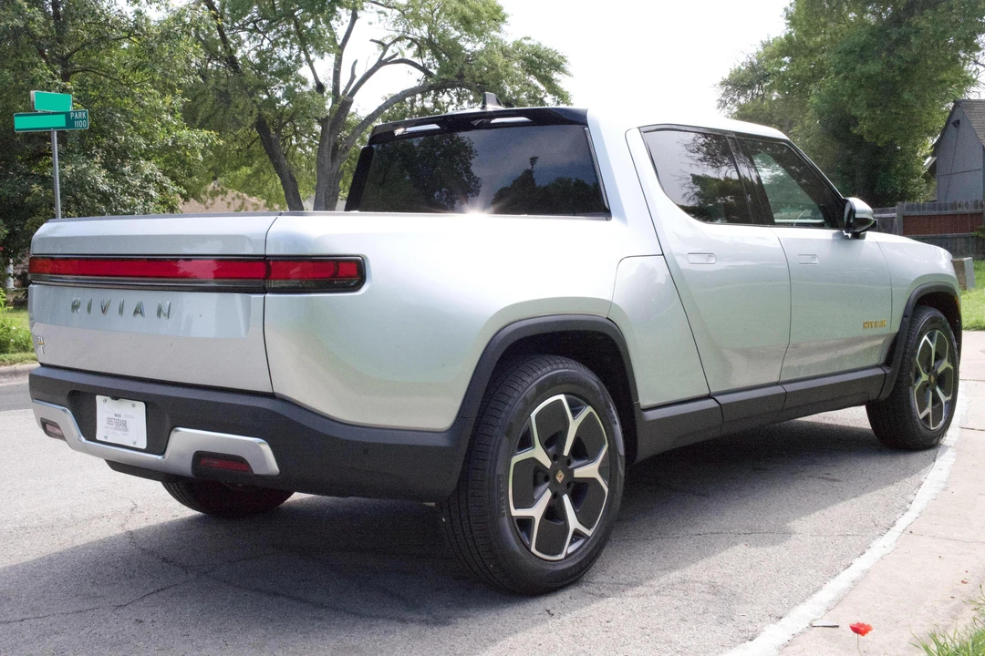 2023 Rivian R1T - Image 11 of 31