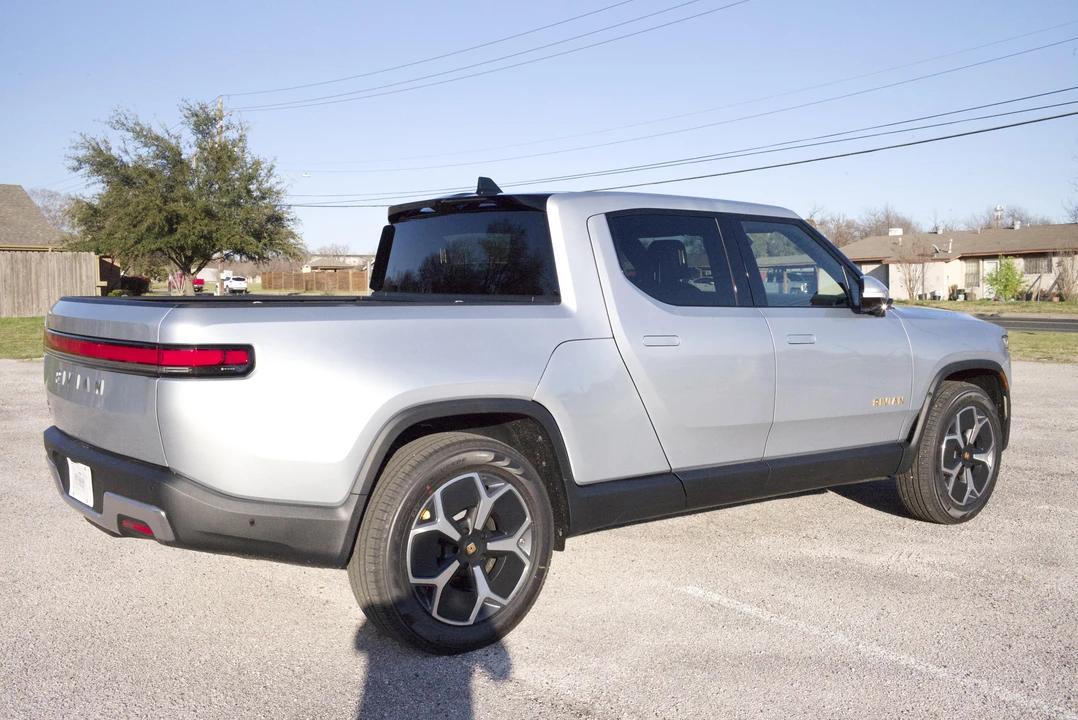 2023 Rivian R1T - Image 12 of 31