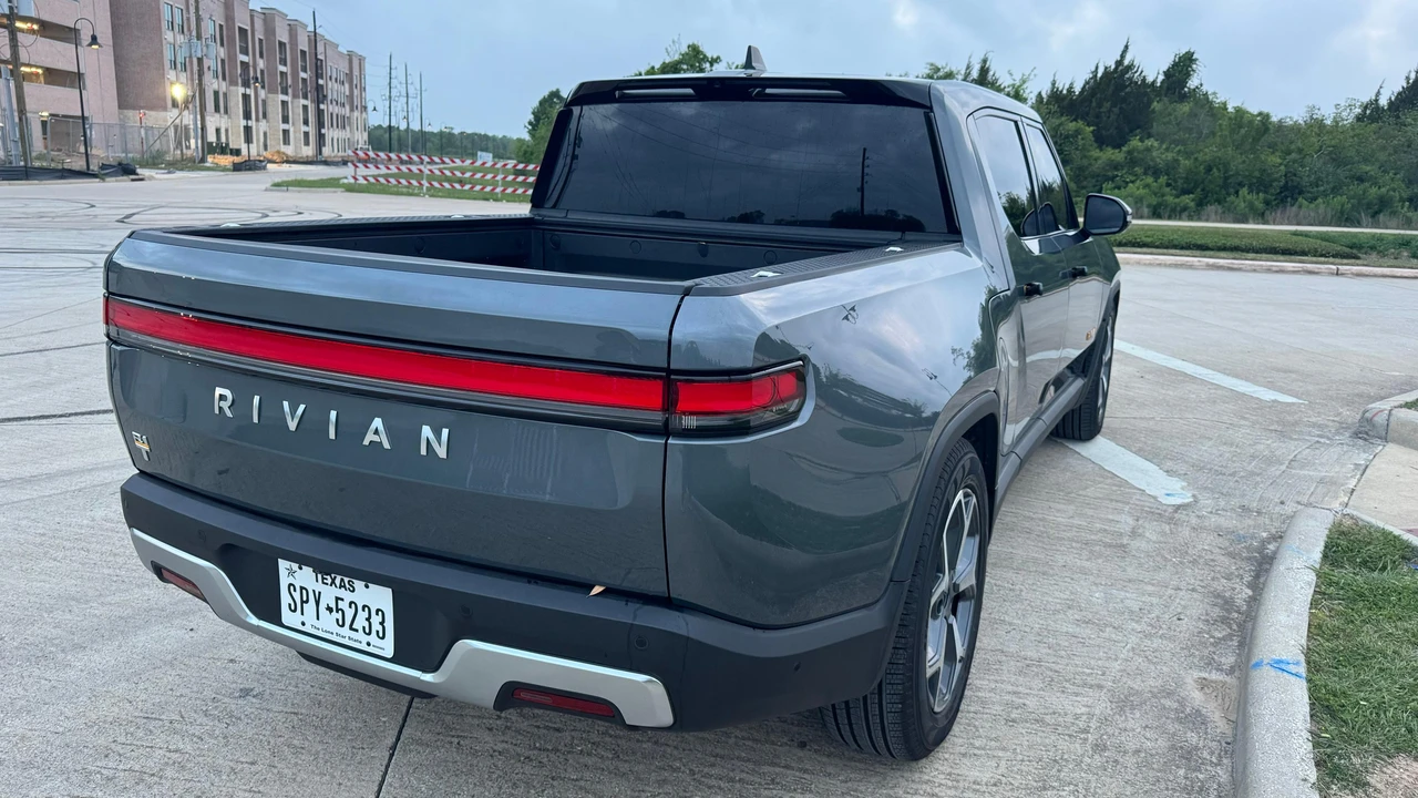 2023 Rivian R1T - Image 10 of 31
