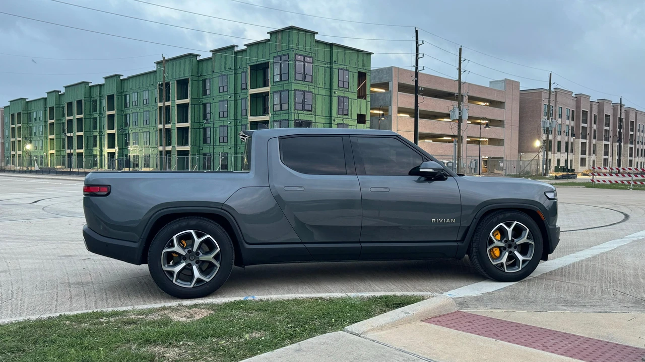 2023 Rivian R1T - Image 11 of 31