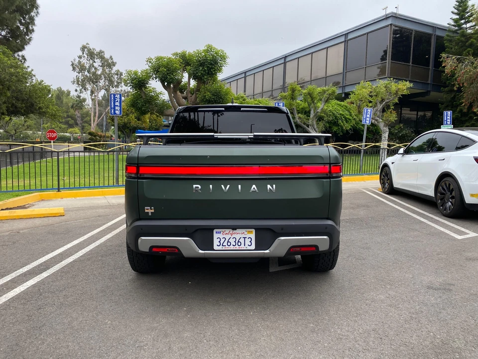 2023 Rivian R1T - Image 12 of 31