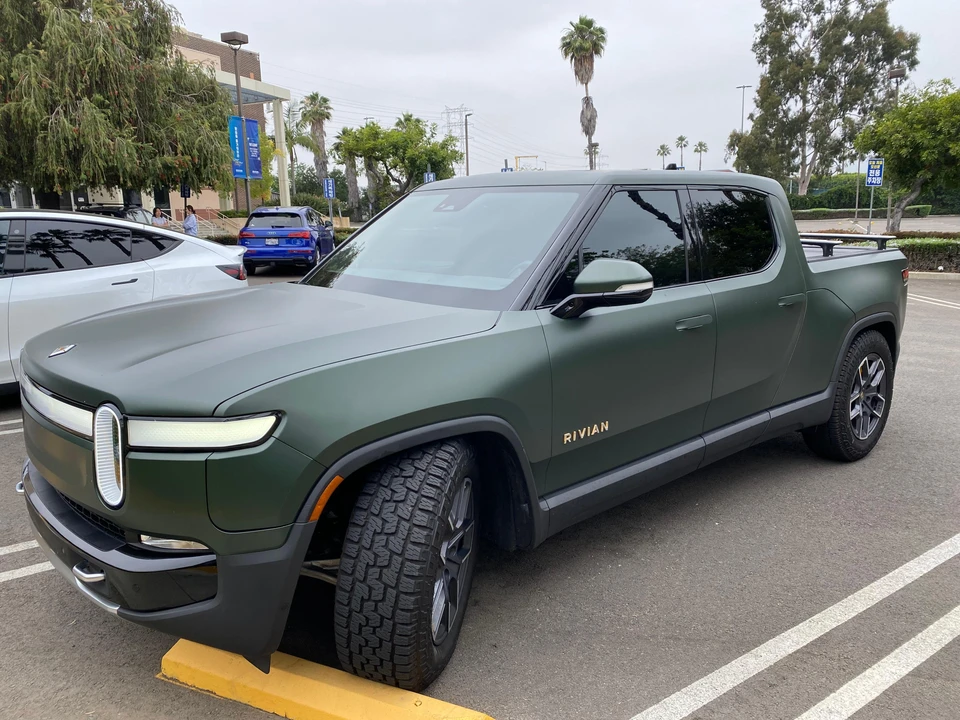 2023 Rivian R1T - Image 7 of 31
