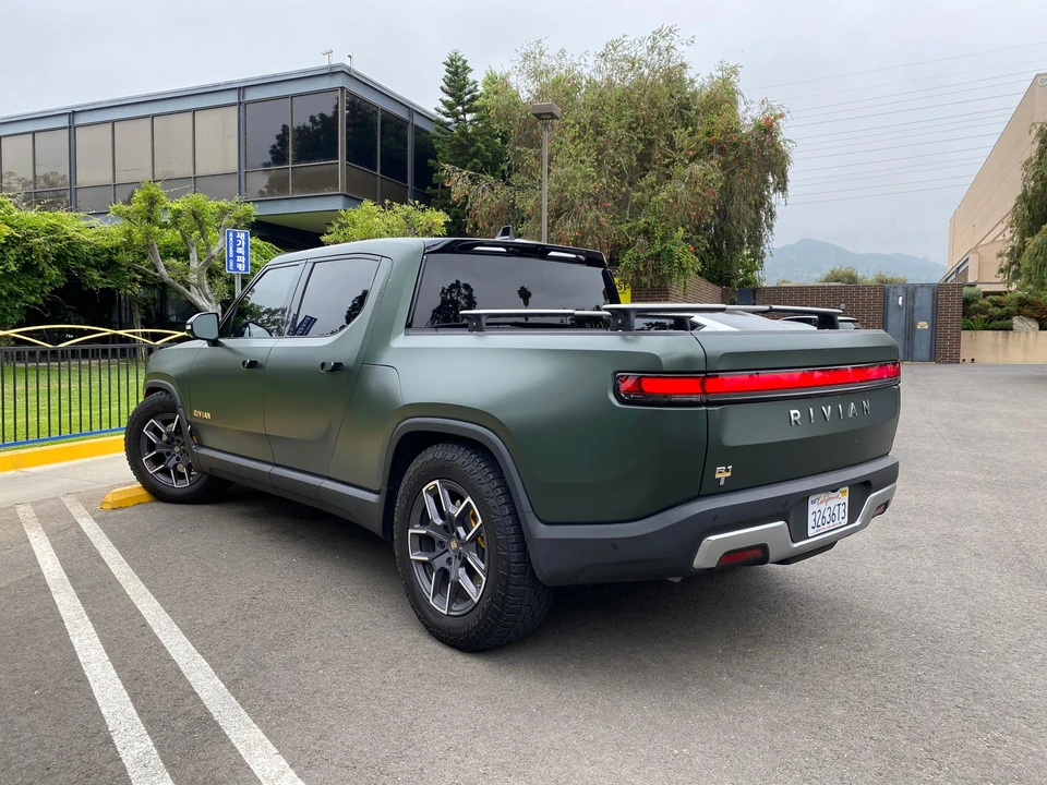 2023 Rivian R1T - Image 9 of 31