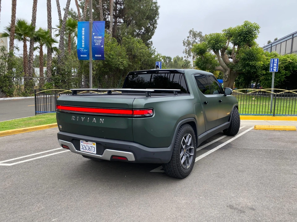 2023 Rivian R1T - Image 15 of 31