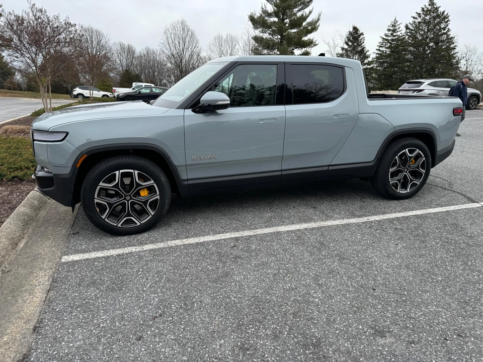 2023 Rivian R1T - Image 12 of 31