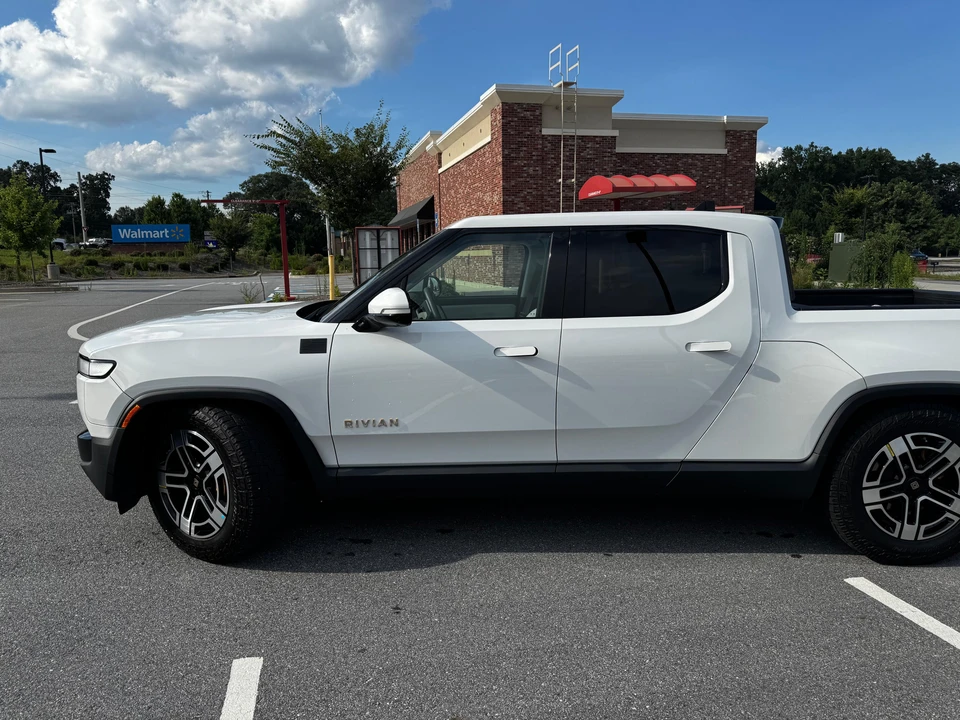 2023 Rivian R1T - Image 18 of 31