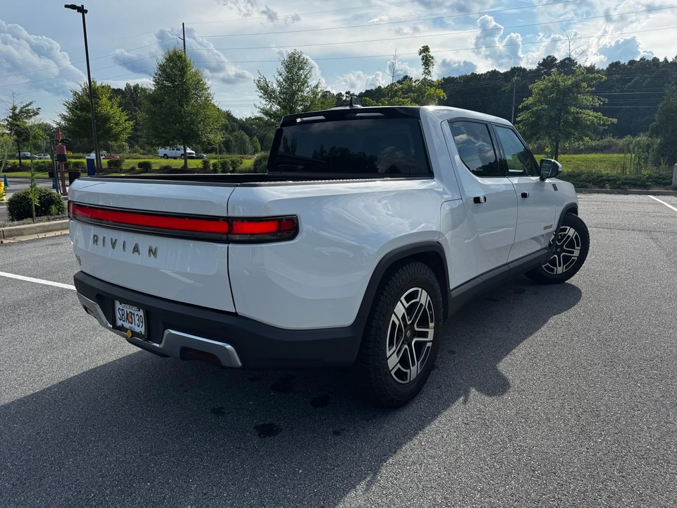 2023 Rivian R1T - Image 9 of 31
