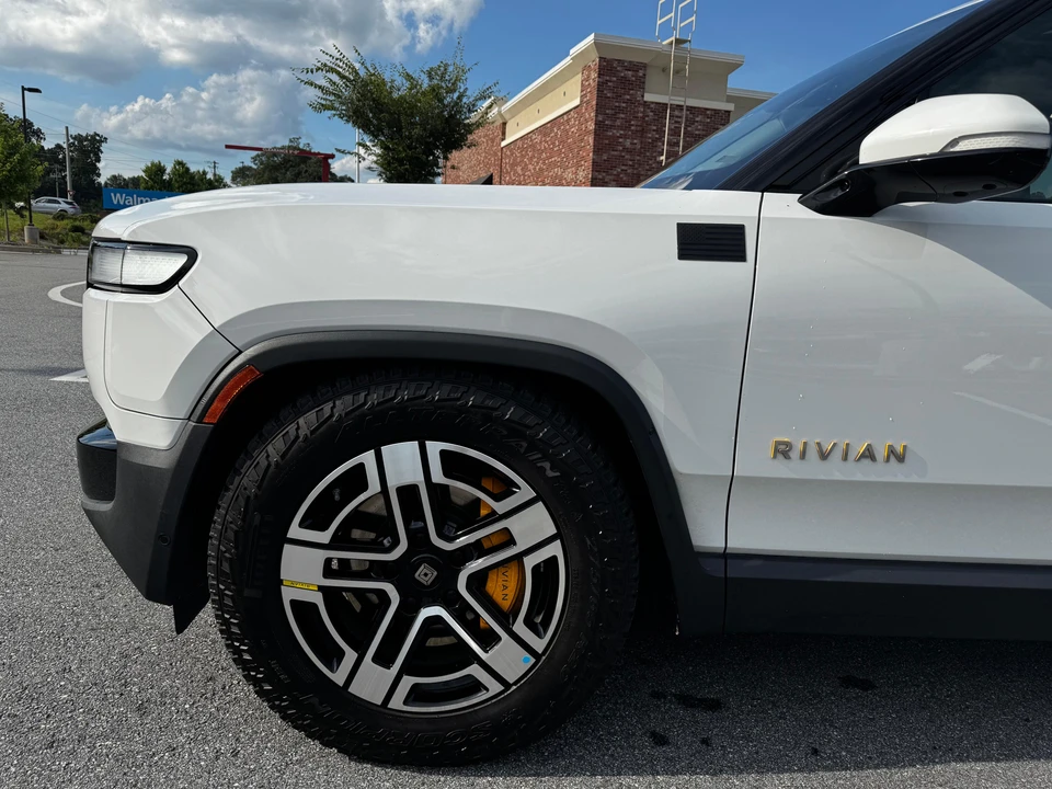2023 Rivian R1T - Image 17 of 31