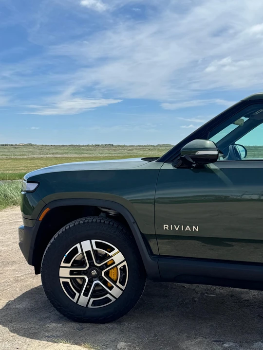 2023 Rivian R1T - Image 15 of 31