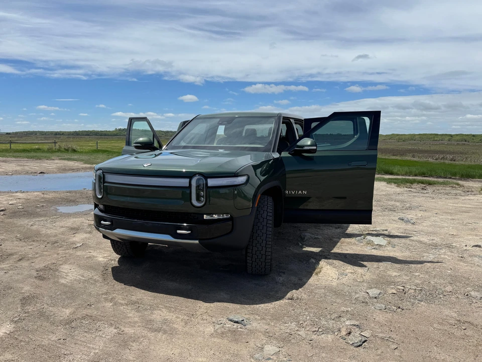 2023 Rivian R1T - Image 12 of 31
