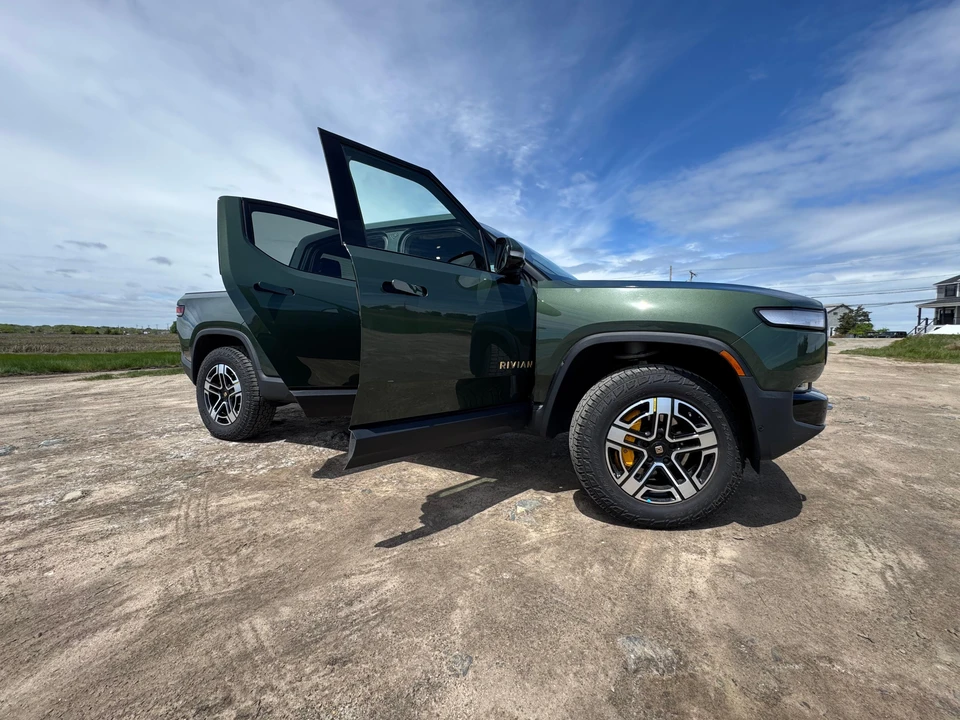2023 Rivian R1T - Image 13 of 31