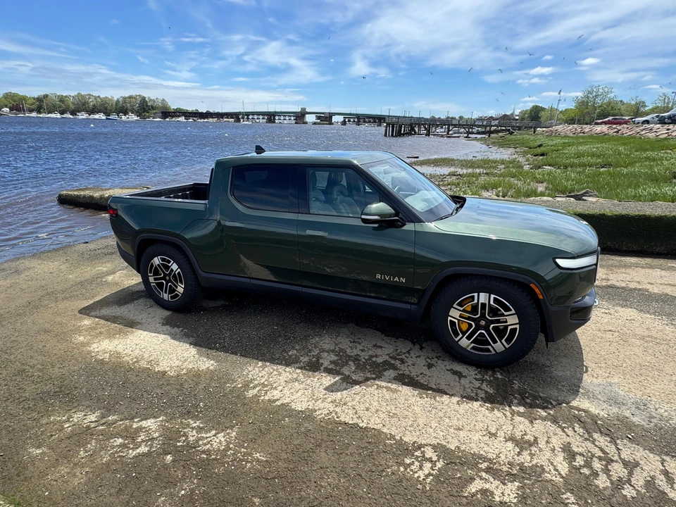 2023 Rivian R1T - Image 9 of 31