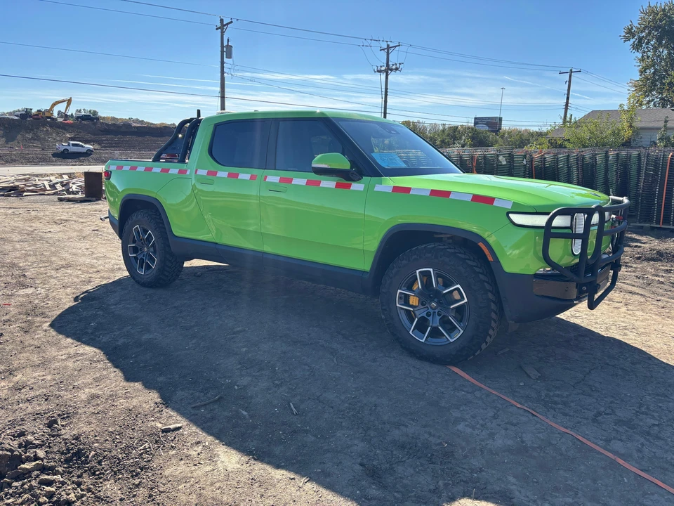 2023 Rivian R1T - Image 17 of 31