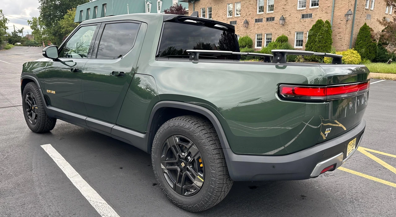 2023 Rivian R1T - Image 15 of 31