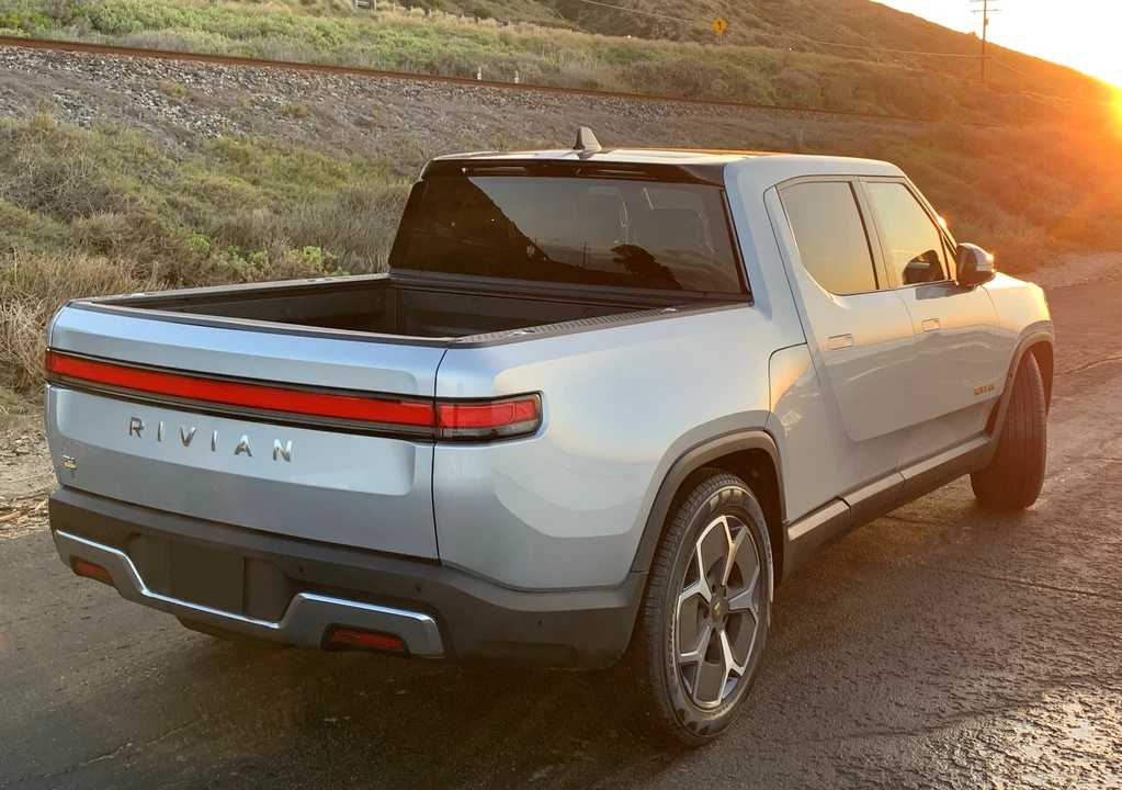 2023 Rivian R1T - Image 15 of 19