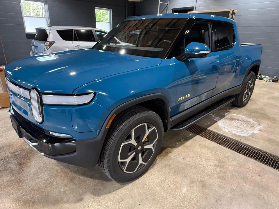 2023 Rivian R1T - Image 9 of 31