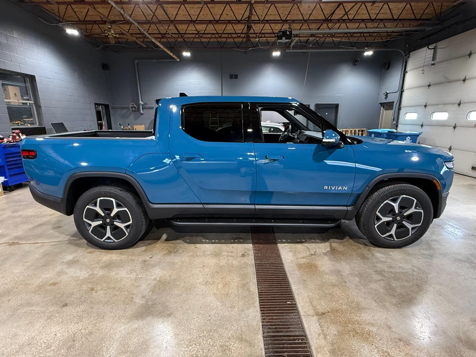 2023 Rivian R1T - Image 10 of 31