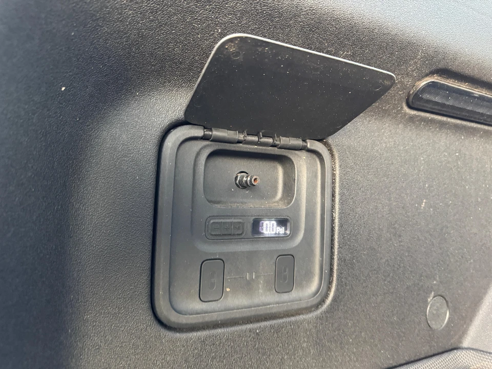 2023 Rivian R1T - Image 21 of 31