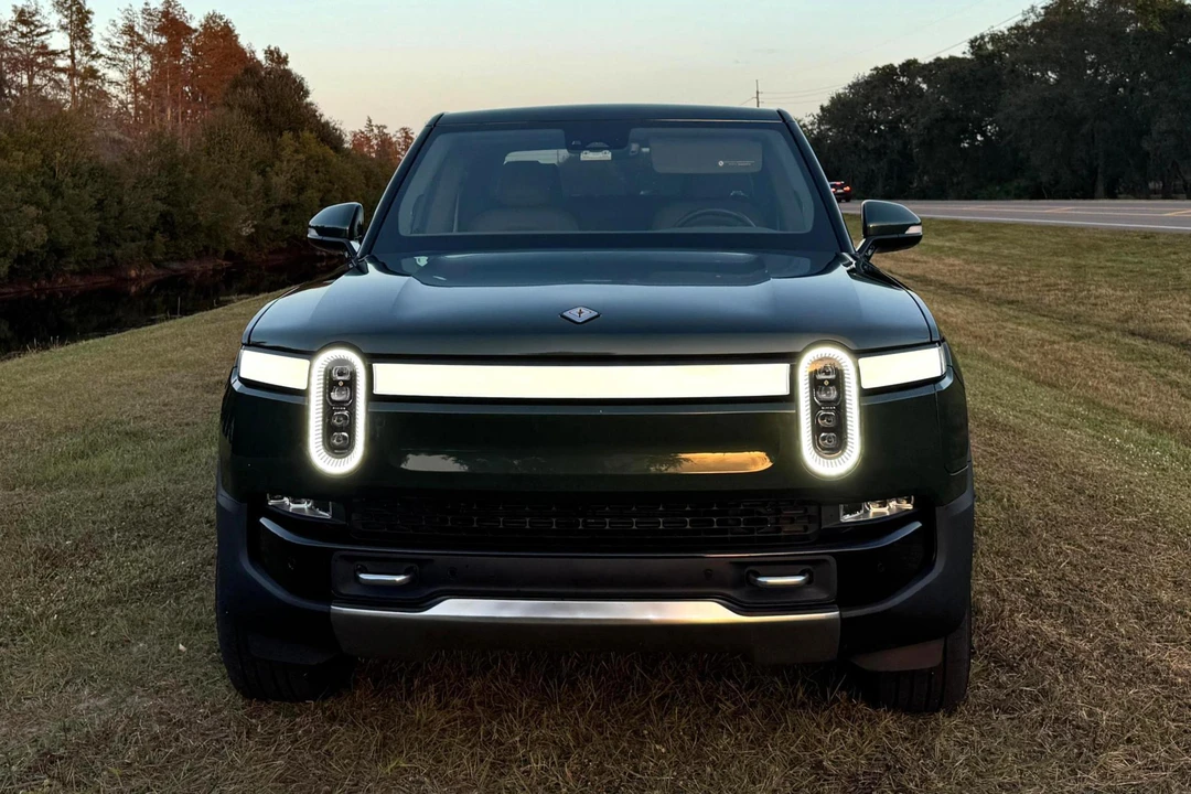 2023 Rivian R1T - Image 2 of 31