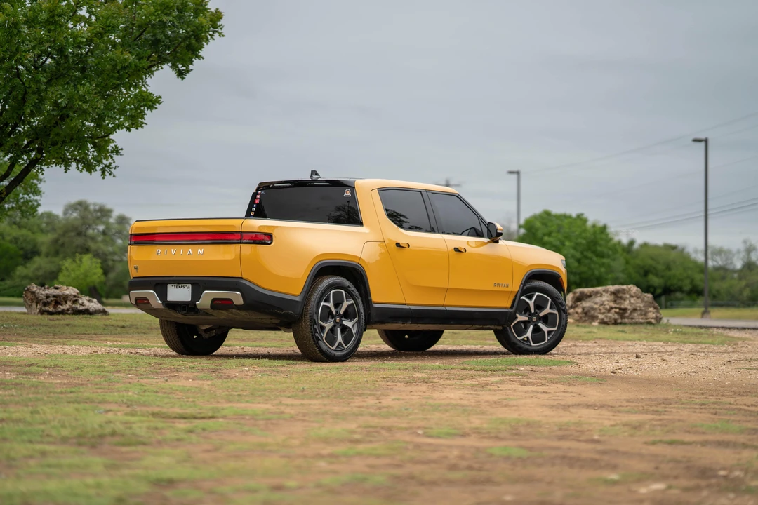 2023 Rivian R1T - Image 12 of 31