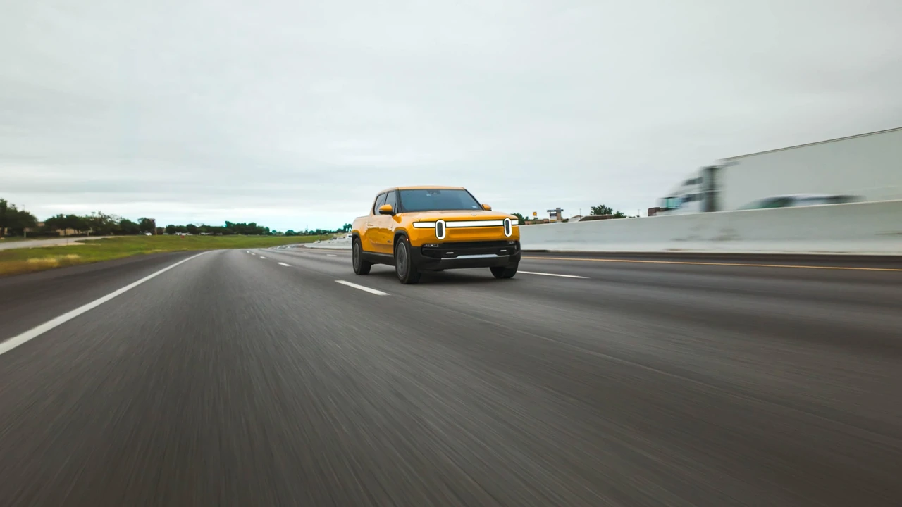 2023 Rivian R1T - Image 18 of 31