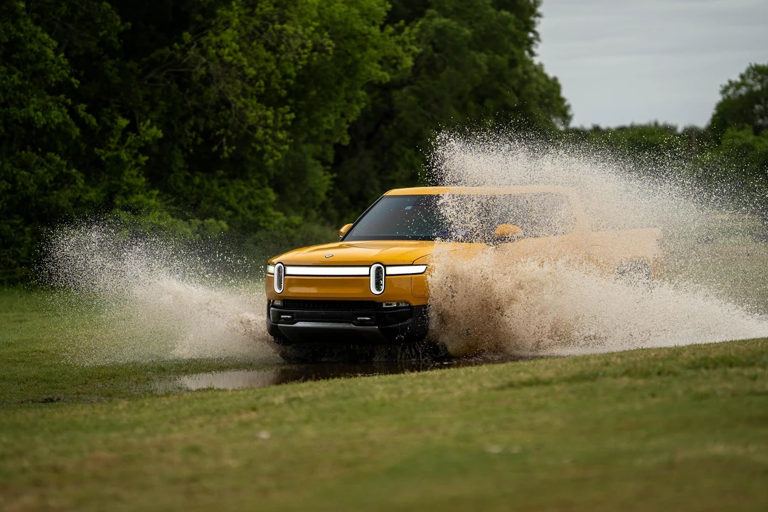 2023 Rivian R1T - Image 15 of 31