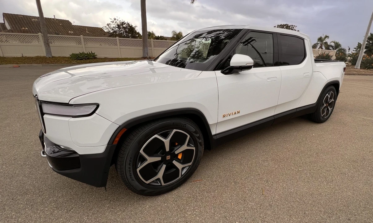 2023 Rivian R1T - Image 2 of 31