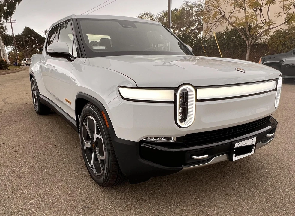 2023 Rivian R1T - Image 9 of 31