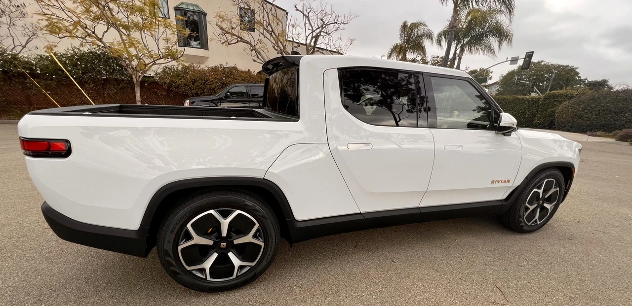 2023 Rivian R1T - Image 7 of 31