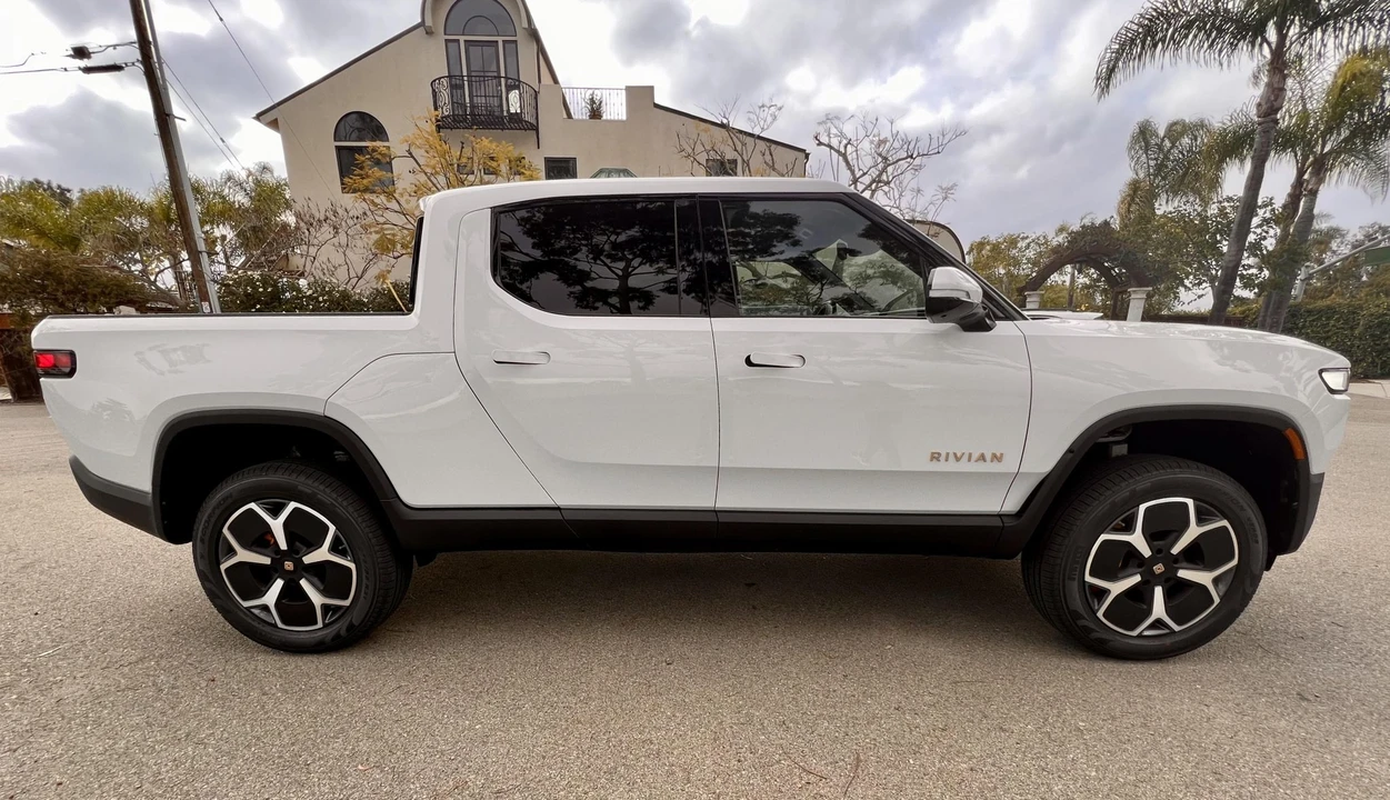 2023 Rivian R1T - Image 8 of 31