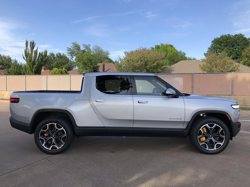 2023 Rivian R1T - Image 12 of 31