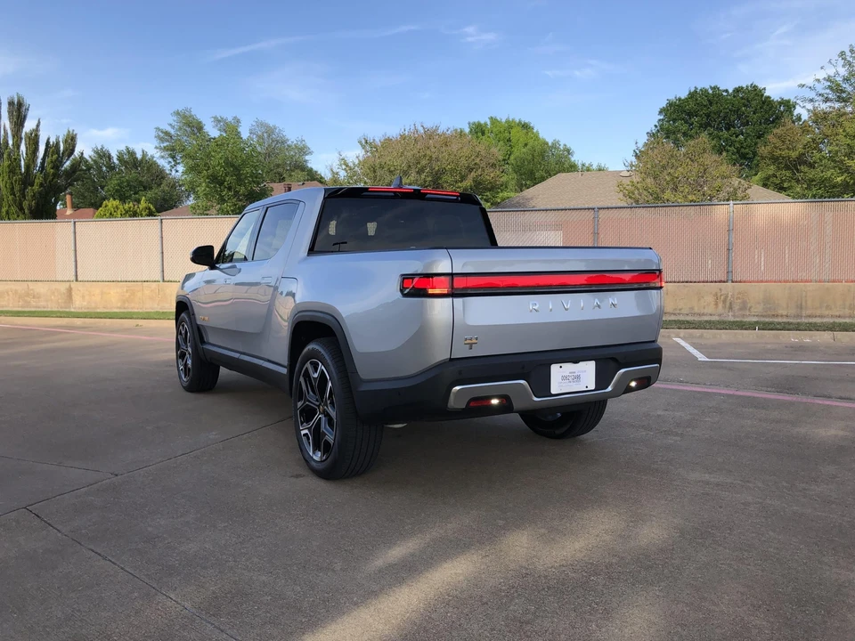 2023 Rivian R1T - Image 18 of 31