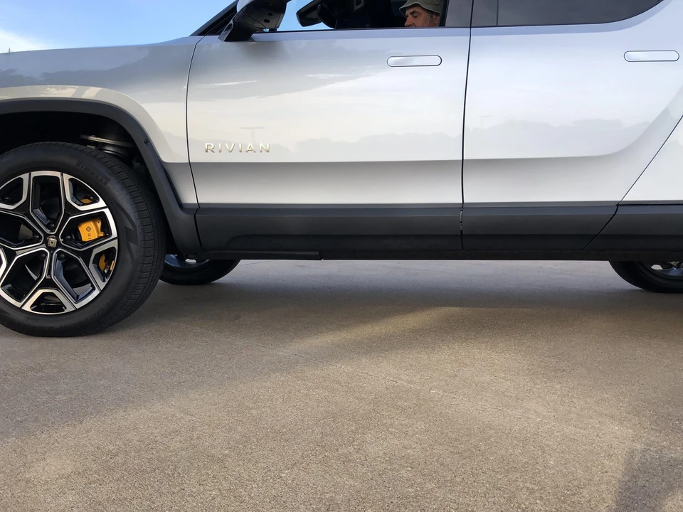 2023 Rivian R1T - Image 25 of 31