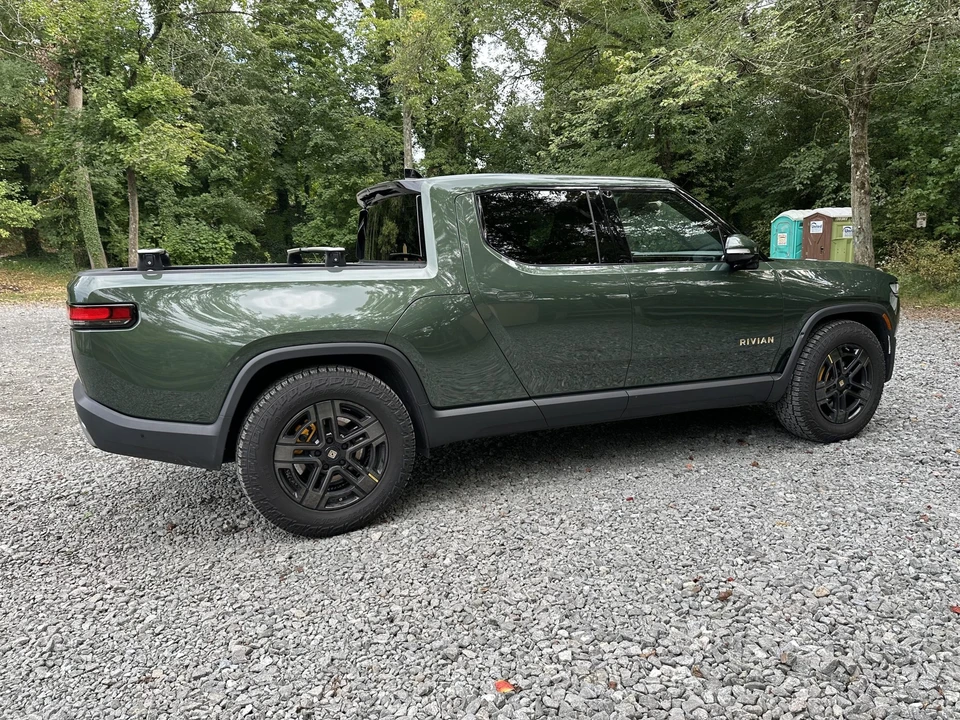 2023 Rivian R1T - Image 18 of 31