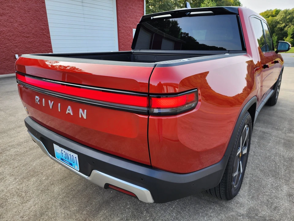 2023 Rivian R1T - Image 24 of 31