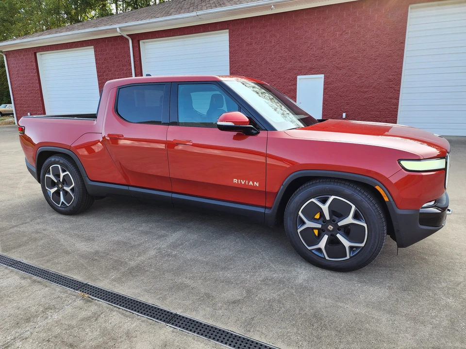 2023 Rivian R1T - Image 17 of 31