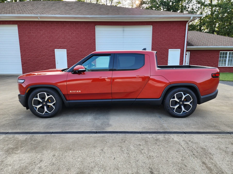 2023 Rivian R1T - Image 11 of 31